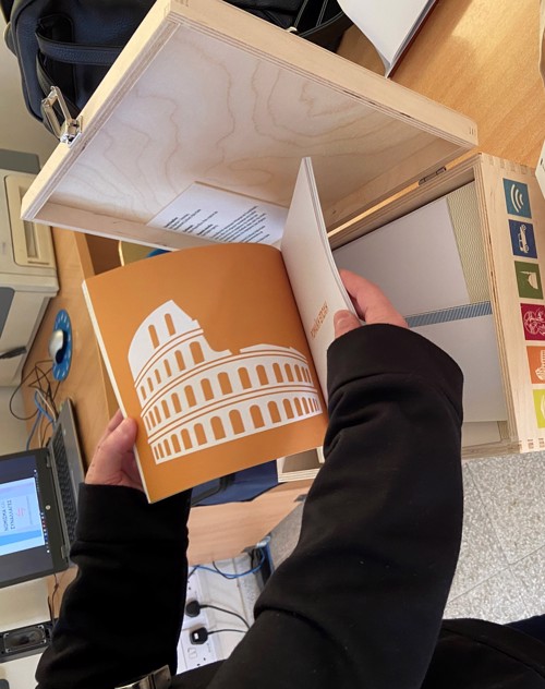 Ξύλινη θήκη με εκπαιδευτικό υλικό