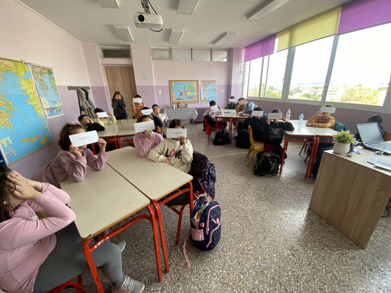 Παιδιά κρατούν κάρτες. Παιδιά με κάρτες