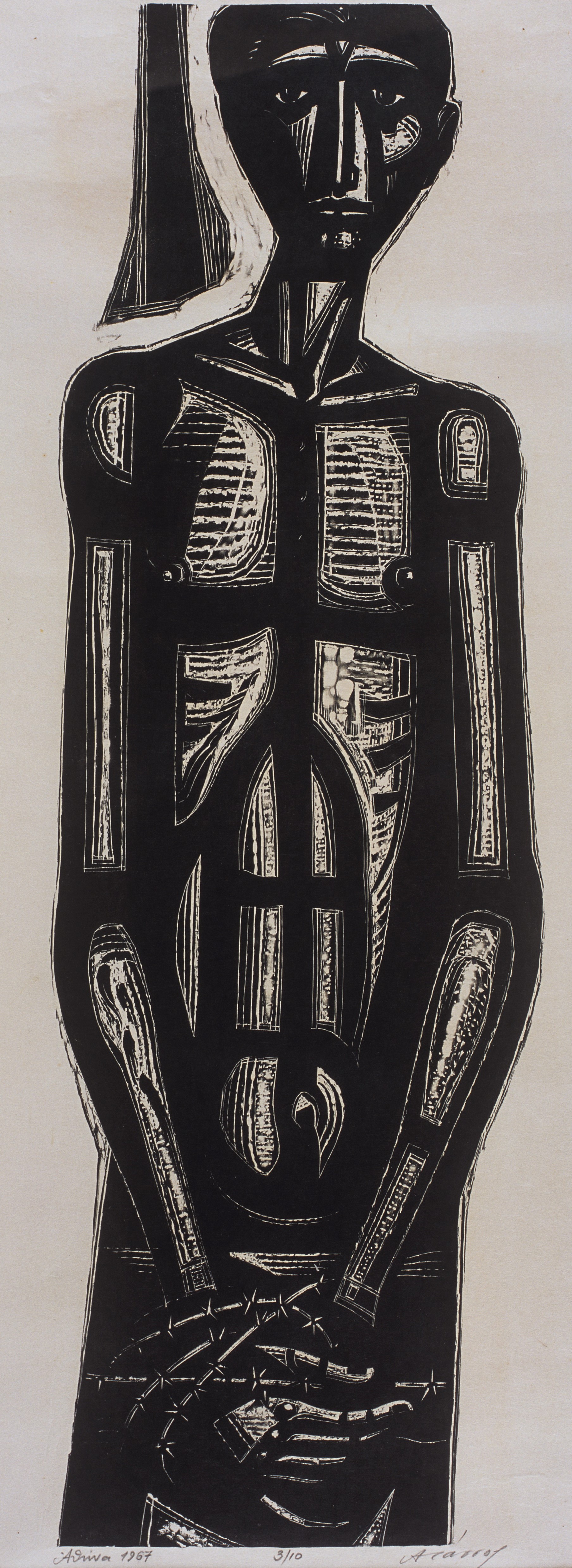 Ασπρόμαυρο χαρακτικό με σκελετωμένο άντρα που φορά φέσι με φούντα. Τα χέρια δεμένα μπροστά με αγκαθωτό σύρμα. Ο «Σκλάβος 3» στον χώρο της έκθεσης