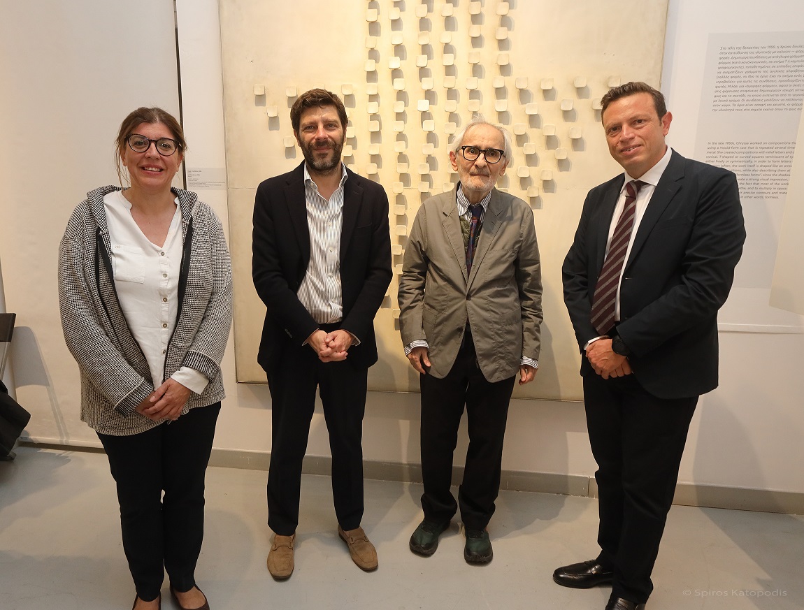 «Light Negative Positive – Η Ελληνικότητα της Χρύσας»