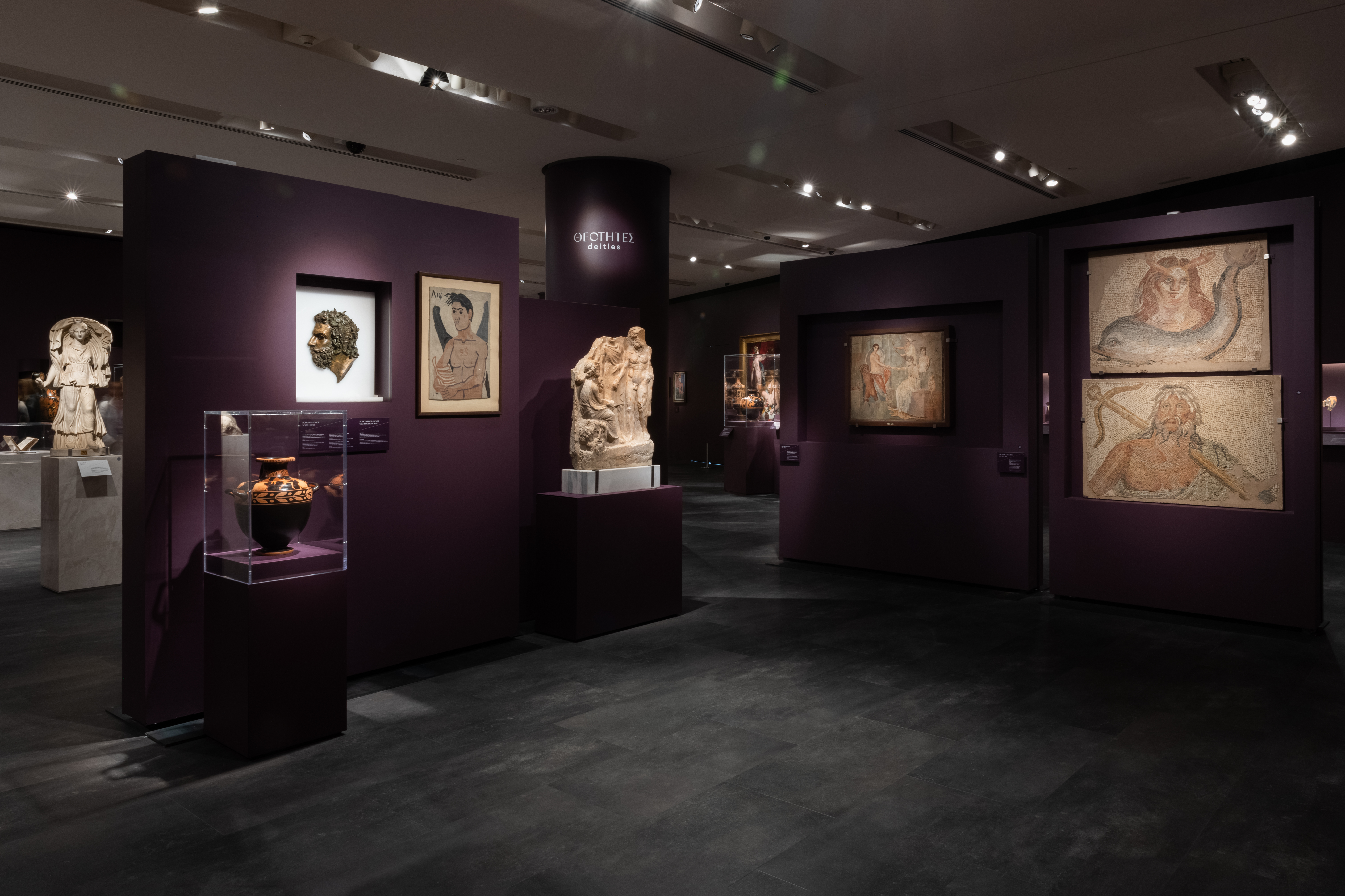 Paintings, statues, sculptures and vases in the exhibition hall.  The exhibition hall