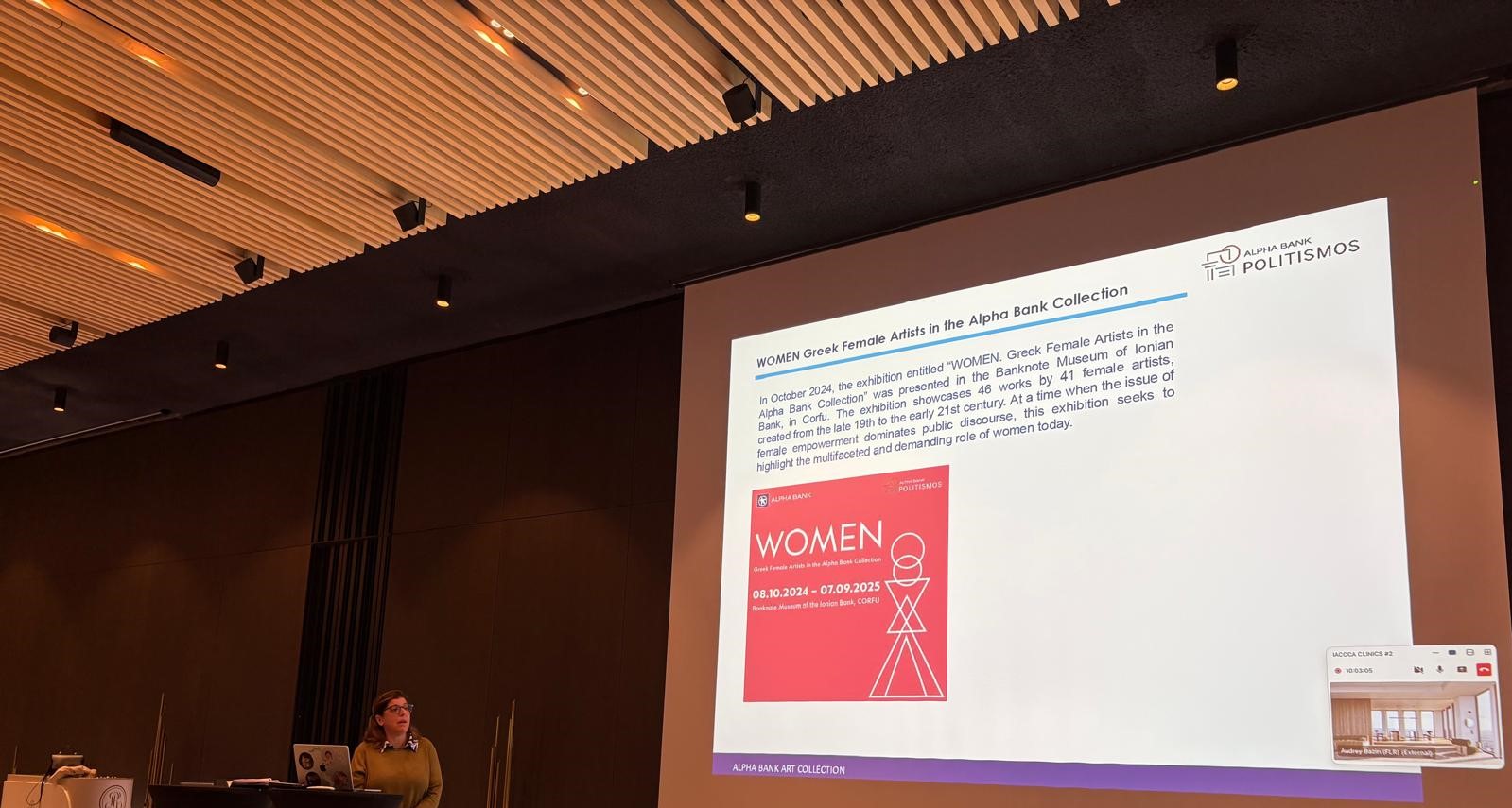 Στα αριστερά ομιλήτρια μπροστά από laptop και στα δεξιά οθόνη προβολής. Στιγμιότυπο από την παρουσίαση