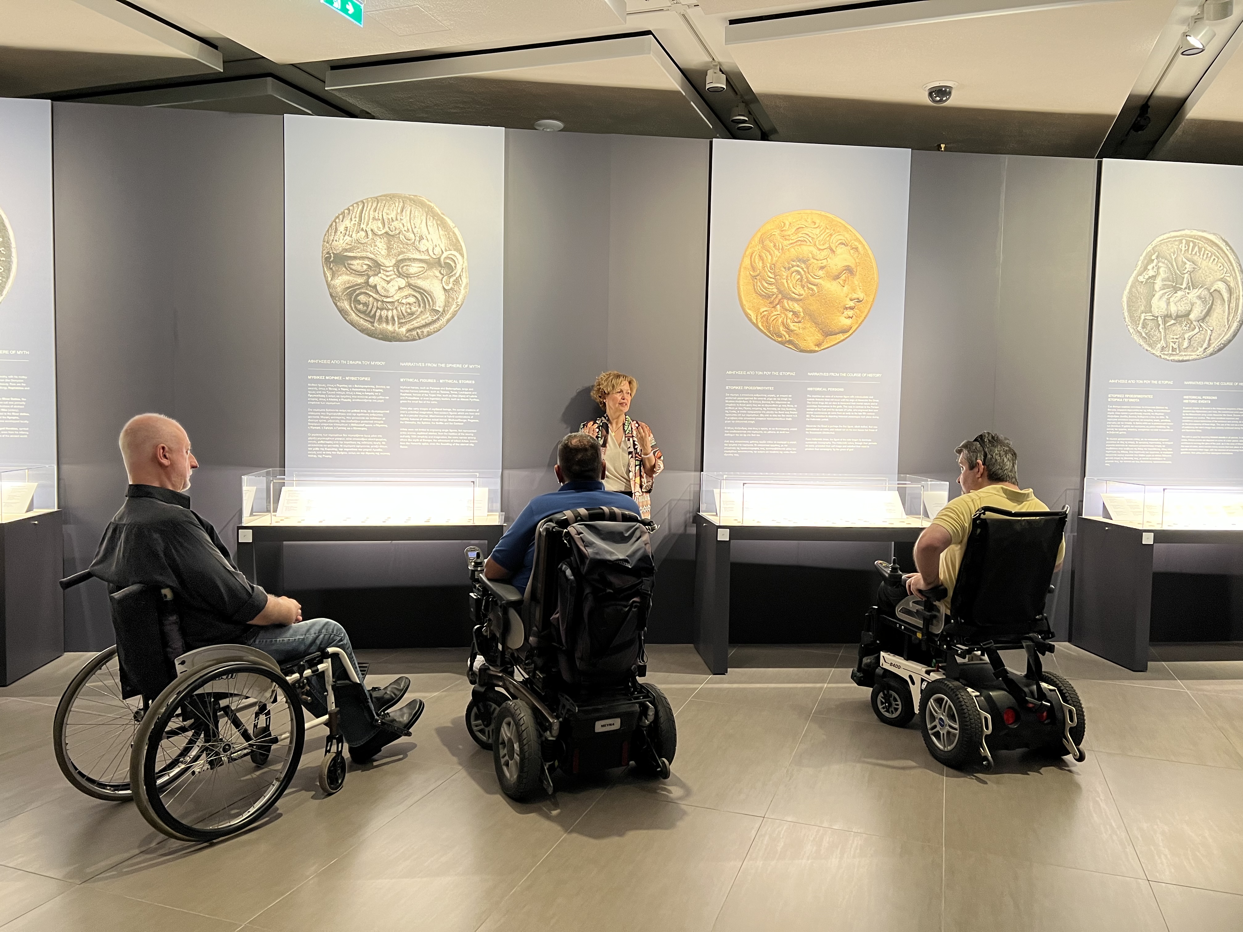 Guided tour through the room with the display cases 