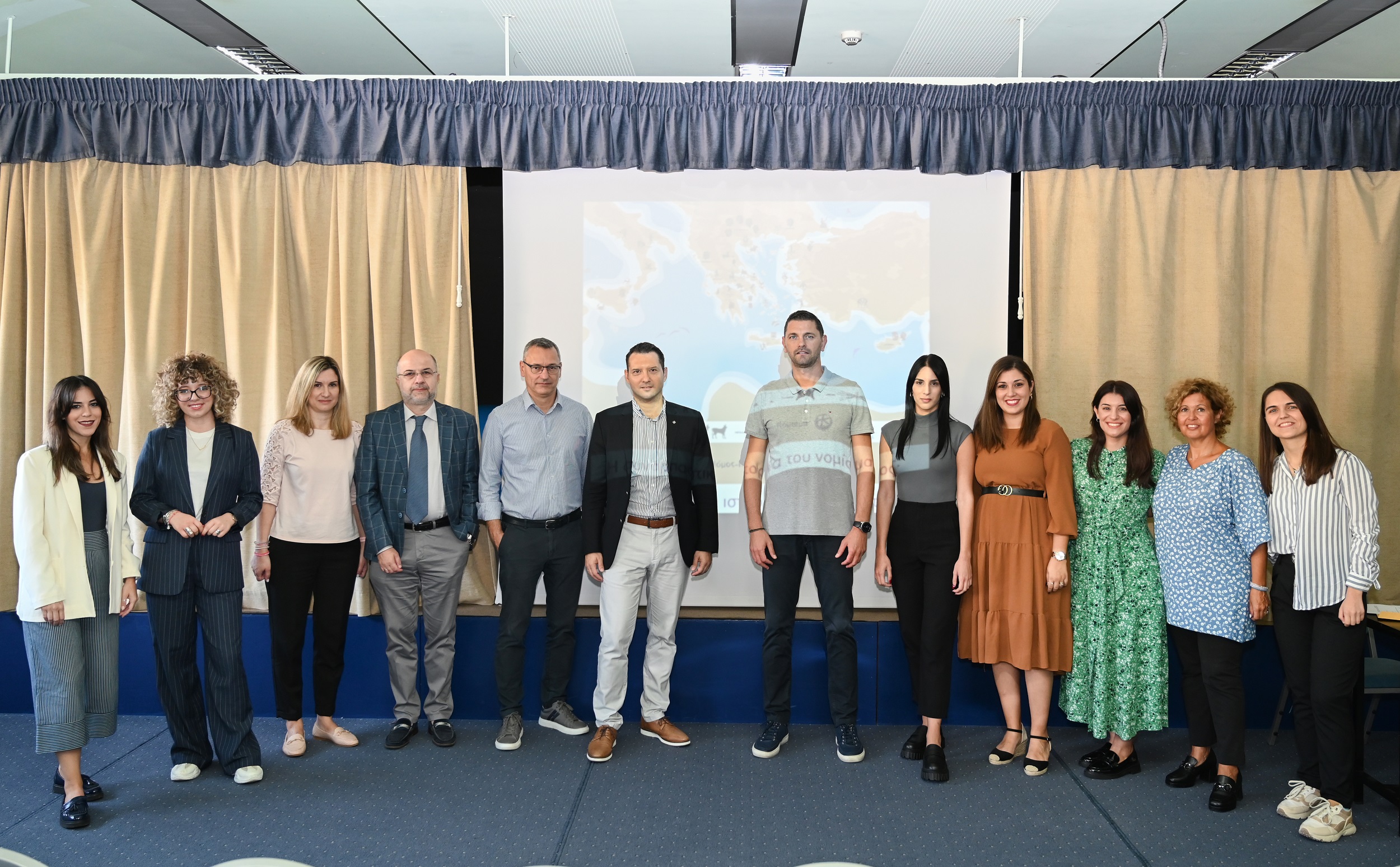 Η κυρία Τσαγκάρη με ανθρώπους από τα εκπαιδευτήρια όπου πραγματοποιήθηκε η δράση.  Αναμνηστική φωτογραφία